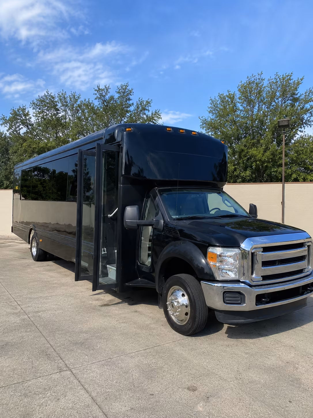 hampton 20 passenger party bus